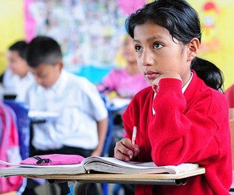 Éducation des adolescentes : la Banque mondiale a investi 3,2 milliards de dollars en deux ans