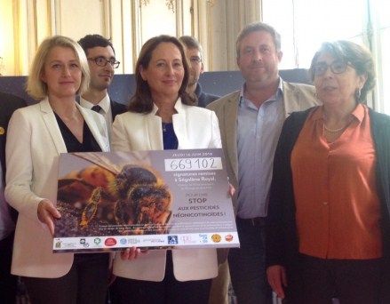 669 102 signatures pour dire stop aux pesticides néonicotinoÏdes remises à Ségolène Royal
