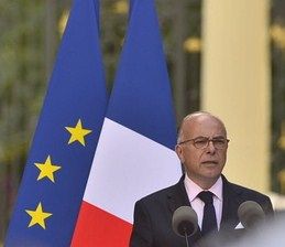 Inscriptions contre des policiers à Paris I : Bernard Cazeneuve porte plainte
