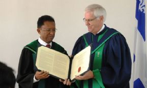 Madagascar : le titre de DOCTEUR HONORIS CAUSA de l'Université du Québec Trois Rivières décerné au Président Hery Rajaonarimampianina