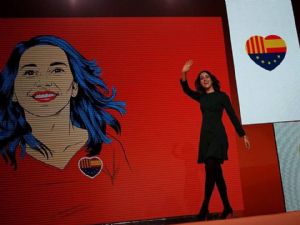 Élections Catalogne : Inés Arrimadas, la jeune femme qui bouscule les séparatistes et qui est en tête des sondages