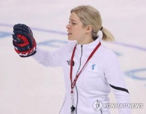 Equipe INTERCORERENNE : la coach de hockey dit à ses joueuses de travailler pour mériter leur temps sur la glace
