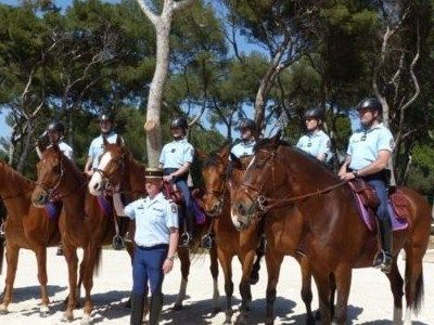 Les cavaliers de la garde républicaine arrivent à Marseille