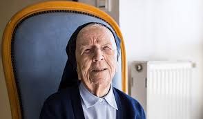 Vice doyenne de l'Humanité, Soeur André fête ses 117 ans et souhaite un bon anniversaire à Radio Vatican pour ses 90 ans. Ecoutons !